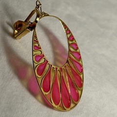 Vintage hot pink hoop earrings Gold wire teardrop petals round MOD groovy hoops