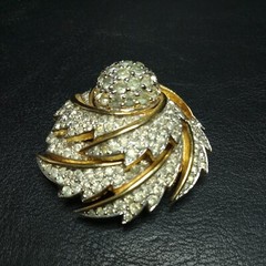 Vintage Jewlery Signed JOMAZ Clear Rhinestones Pin Brooch. 8216