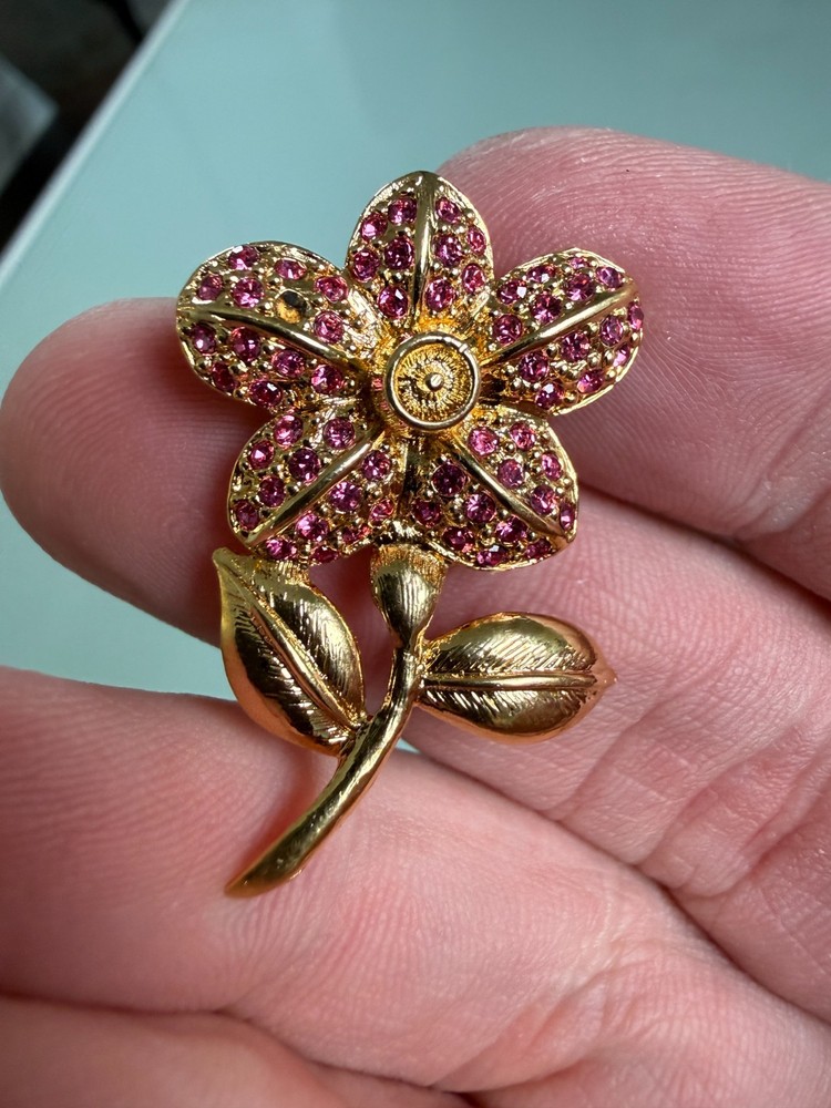 VTG Swarovski Pink Crystal & Gold Tone Flower Brooch Pin 1in x 1in