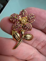 VTG Swarovski Pink Crystal & Gold Tone Flower Brooch Pin 1in x 1in