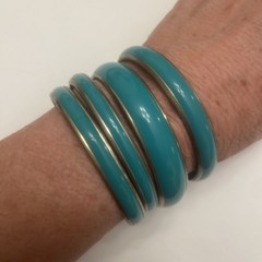 LOT OF 4 KELLY GREEN ENAMEL BANGLE BRACELETS GOLDTONE EDGING MED- MED LG SIZE