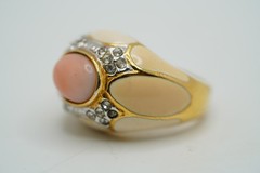 Vintage UNIQUE 18k HGE Fauk Angel Skin Coral Cream Enamel Ring Size 6.25 JB49