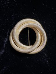 Sarah Coventry Gold Tone Brooch Pin Round Wreath Double Layer 1.25in Lady/ Gent