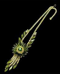 1962 JULIANA D&E EMERALD RHINESTONE MEDALLION DANGLES NECKLACE EARRINGS SET BOOK