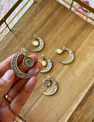 5pcs VTG Antique Silver Double Sided Crescent Moon Filigree Pendant with Circle