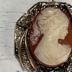 Vintage Cameo Pendant Gold Toned Filigree 1950s-1970s Costumer Jewelry