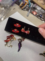 Vintage Red Hat – 7 Brooches And 2 Pairs Of Earrings