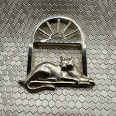Vintage JJ CAT ON THE WINDOW gold toned brooch. See pics. Signed.