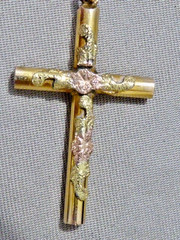 VINTAGE 40’S GOLD FILLED WITH APPLIES GF NUGGETS ON THE FRONT CROSS 1 1/8″