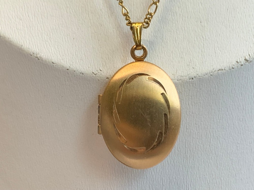 Vtg Gold Filled Locket Necklace 4.8g Fine Jewelry 14.5″ Chain Diamond Cut Design
