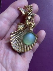 KIRKS FOLLY ANGEL FAIRY SITTING ON SEA SHELL GREEN BROOCH PENDANT GORGEOUS