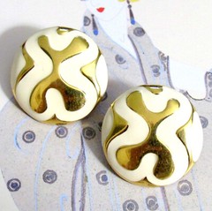 VTG RUNWAY MONET 80s MODERNIST EARRINGS CREAM ENAMEL ABSTRACT GOLD DESIGN POST