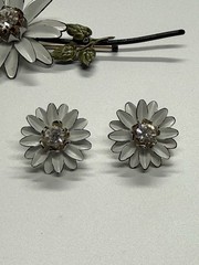 Francois White Flower Brooch And Earrings Set Vintage