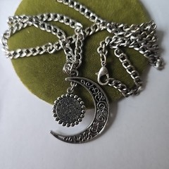 Y2K Silver Tone Moon Pendant Mood Plastic Stone Silver Tone Chain Necklace 18″L