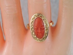 RARE VINTAGE 750 18K GOLD CARVED CORAL FACE RING sz 7 1/2