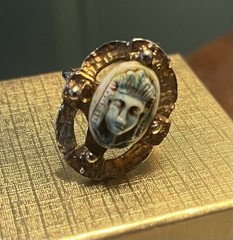 MAX NEIGER / NEIGER BROTHERS (?) ART DECO EGYPTIAN REVIVAL SCARAB GLASS CAB RING