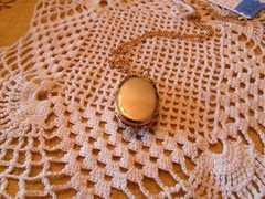 VINTAGE CAMEO LOCKET & CHAIN