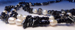 VTG ARTIST 3 STRAND ASYMMETRICAL LUSTROUS PEARL BLACK STONE BEADED NECKLACE 20″