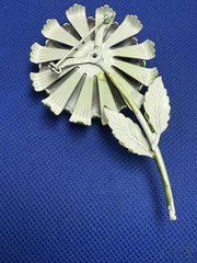 AMAZING VINTAGE UNSIGNED GREEN FLOWER SHAPED HUGE 3.5/8″ X 2.0″ BROOCH PIN