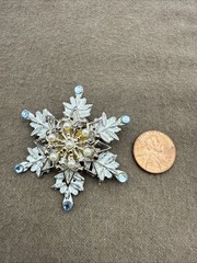 Estate KC Signed White Silvertone SNOWFLAKE w Aurora Borealis Rhinestone on Poin