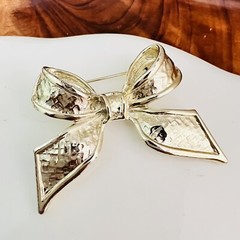 Vintage Brooch Textured Satin Bow Ribbon Large Soft Gold Tone Matte 4205