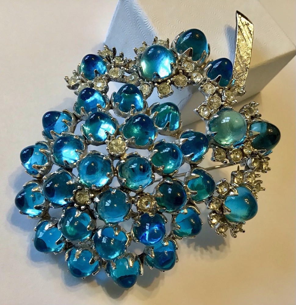 RARE VINTAGE EISENBERG AQUA BLUE JELLY BELLY AND CLEAR RHINESTONE FLOWER BROOCH