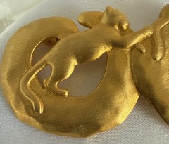 Vtg JJ Jonette Jewelry Playing CATS Brooch 3.25″ Hammered Gold Tone Signed Pin