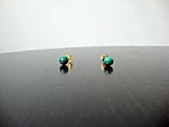 VTG 1970s HANDMADE 6MM MALACHITE BEAD/BALL YELLOW GOLD PLATED STUD EARRINGS
