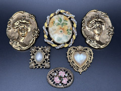 SIX SWEET VINTAGE GOLD TONE PIN BROOCHES – K836
