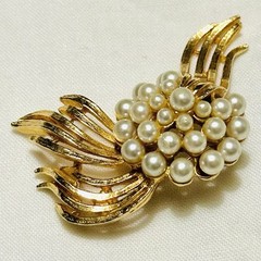 Vintage Signed ART Gold Tone Faux Pearl Floral Brooch/Pin B146