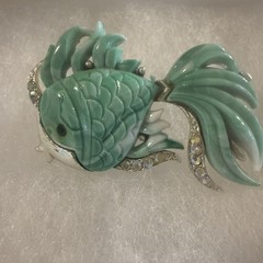 Vintage Unsigned Hattie Carnegie Green Lucite Angel Fish Brooch Rhinestone Gold.