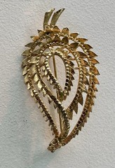 vintage 1950s-1960s textured gold-tone leaf brooch