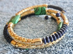 Expandable Spring – Memory Wire. Bangle Bracelet. 3 Rows; Gold Tone Navy Green