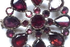 ANTIQUE ENGLISH GEORGIAN PERIOD 9K GOLD ALMANDINE GARNET BROOCH c1820