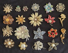 VTG Costume Jewelry Flower Brooch Lot 20 Gold Silver Tone Rhinestone etc. Signed