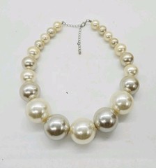Faux Pearl Necklace White Chunky Graduated Wilma Flintstone Silver tone 21 in