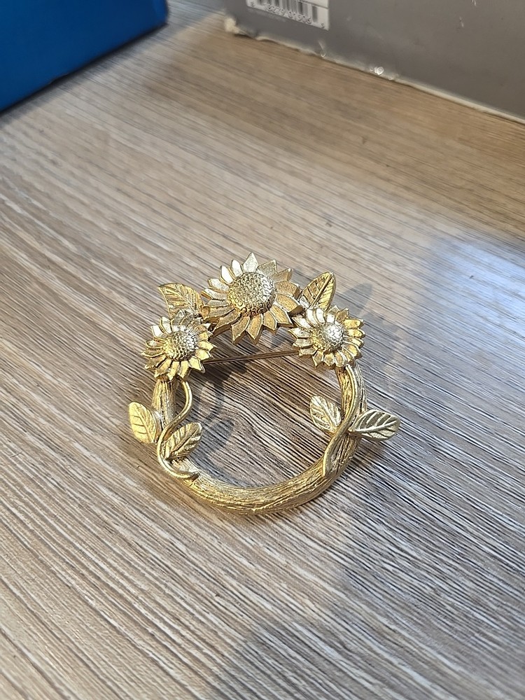 Vintage Gold Tone Sunflower Wreath Brooch 2 Inch Diameter