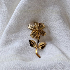 TREMBLER flower brooch – vintage 2.75″ textured gold-tone red rhinestone pin