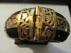 VINTAGE CHUCKY TRIBAL BONE/HORN w/BRASS GOLD ETCHINGS PIN CLASP BANGLE BRACELET