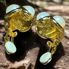 VINTAGE GOLD TONE METAL FAUX PEARL CLIP ON EARRINGS 1” Z01