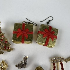 Vintage Christmas Brooch/Earring Lot. Christmas trees, Stockings, Presents.