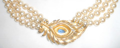Vtg Signed JOMAZ 3 STRAND fauxPEARL NECKLACE Peacock Feather motif/Faux Sapphire