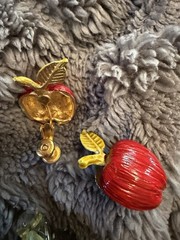 Vintage Apple Earrings Clip On Screw Back Accessocraft N.Y.C. Gold tone 40s/50s