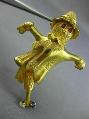 ESTATE LARGE .20CT AAA RUBY & SAPPHIRE 18K YELLOW GOLD 3D SCARECROW BROOCH PIN