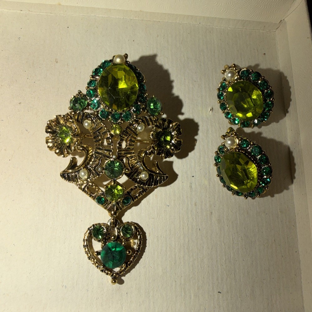 Vintage Green Rhinestone Brooch Pin Clip Earrings Set Gold Tone Faux Pearl