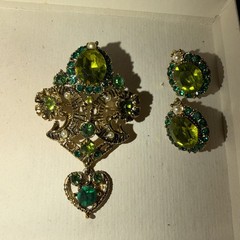 Vintage Green Rhinestone Brooch Pin Clip Earrings Set Gold Tone Faux Pearl
