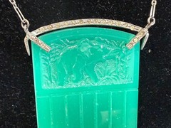 VTG DECO STERLING CHAIN CARVED GREEN ONYX STEPPED LARGE RAISED ELEPHANT PENDANT