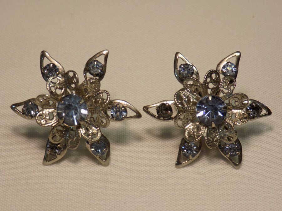 VINTAGE SCREW BACK EARRINGS~SILVER TONE FLORAL~ICE BLUE PRONG SET STONES~1″