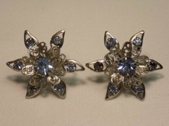 VINTAGE SCREW BACK EARRINGS~SILVER TONE FLORAL~ICE BLUE PRONG SET STONES~1″