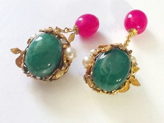 MIRIAM HASKELL 50’S GILT BRASS DANGLE EARRINGS: JADE & RUBY PÂTÉS DE VERRE BEADS